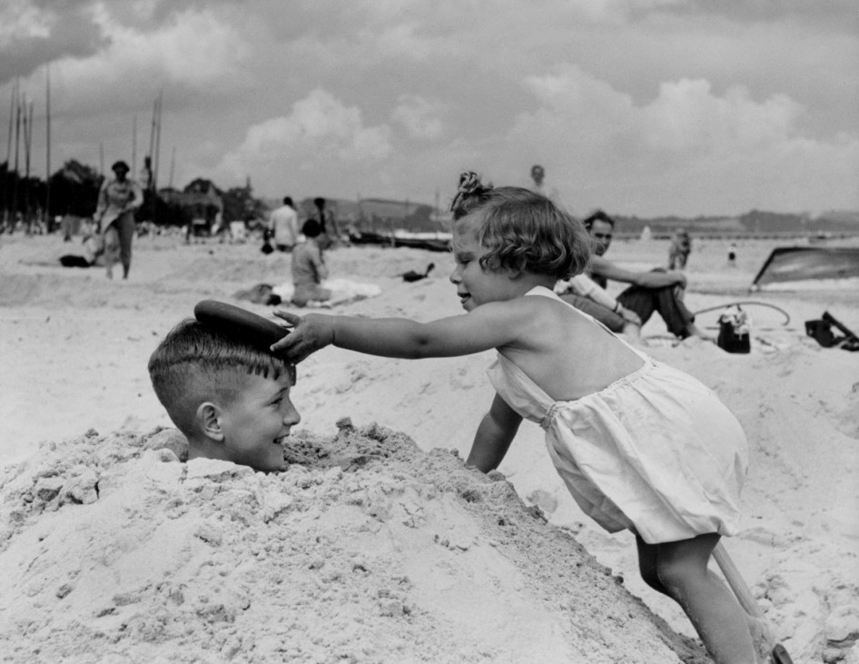 Kinder spielen am Strand, 1938