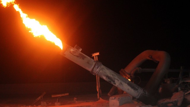 Einseitige Aufkündigung eines Abkommens: Häufige Anschläge auf Gaspipeline: Immer wieder sabotieren vermutlich islamistische Täter die Gaslieferungen Ägyptens an Israel. Auch im September 2011 brannte die Pipeline (im Bild).