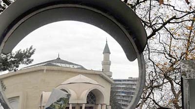 Minarett-Verbot: Genfer Moschee im Spiegel: Die Elite des Landes ist durch das Abstimmungsergebnis blamiert.
