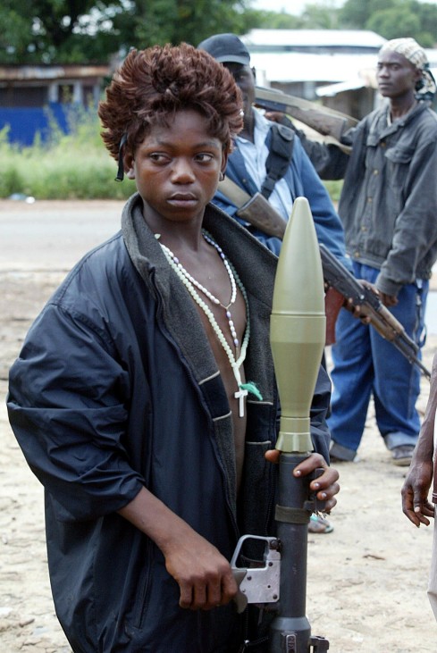 Kindersoldatin der Regierungstruppen in Monrovia