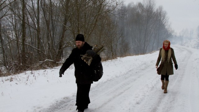 12. Filmfestival goEast: Der eine holt Holz, die andere bittet um das eigene Begräbnis. Szene aus "Zhit" (Leben) von Vasilij Sigarev.