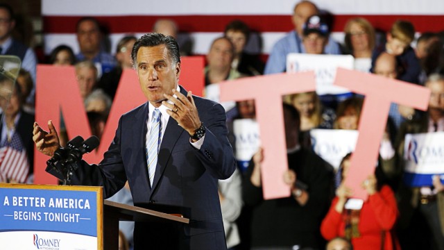Republican presidential candidate former Massachusetts Governor Mitt Romney speaks at a primary night rally in Manchester