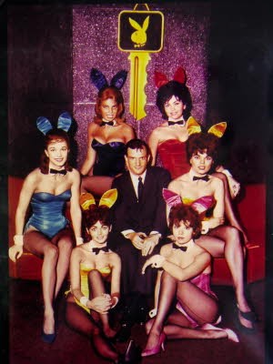 Der Mann mit den Bunnys, Playboy-Erfinder Hugh Hefner; Foto: (c) 2009 Playboy Enterprises International, Inc./Taschen