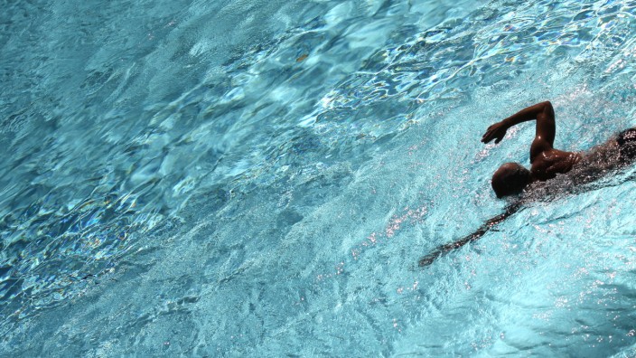 Schwimmen ist eine geeignete Sportart zum Abnehmen.