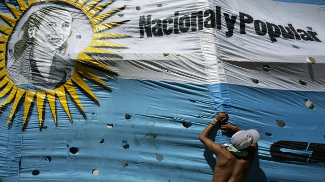Das neue Lateinamerika: Proteste für die Regierung: Ein Demonstrant hält in Buenos Aires ein Plakat, mit dem er zur Unterstützung der Verstaatlichungspläne von Präsidentin Cristina Fernandez de Kirchner aufruft.