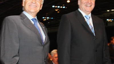 BayernLB: CSU-Chef Horst Seehofer (rechts) ist sauer auf seinen Vorgänger Edmund Stoiber (links). Hier sieht man beide in trauter Eintracht beim Parteitag im Oktober 2008.