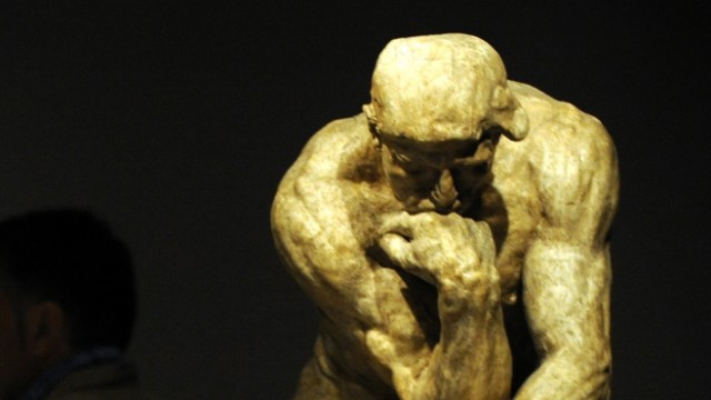 Religion: Die Skulptur "Der Denker" des französischen Bildhauers Auguste Rodin. Konzentration auf die Lösung eines Problems kann offenbar zu mehr Skepsis führen.
