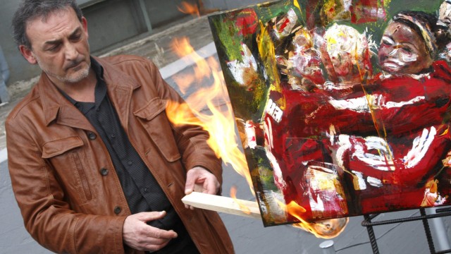 Antonio Manfredi, der Direktor des CAM, bei der Verbrennung eines Bildes der deutschen Künstlerin Astrid Stofhas am 23. April in Casoria.