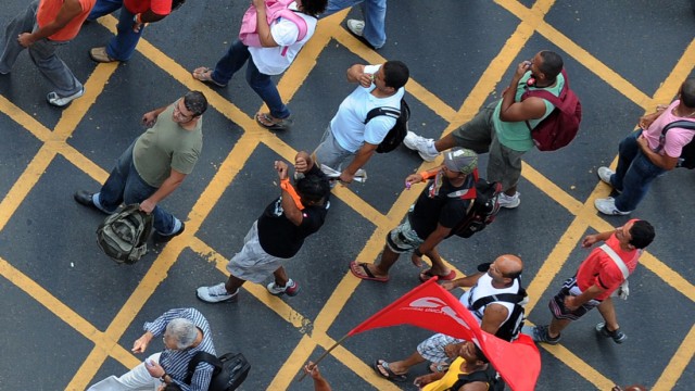 Zum 1. Mai: Demo für mehr Lohn in Rio de Janeiro im Februar 2012.