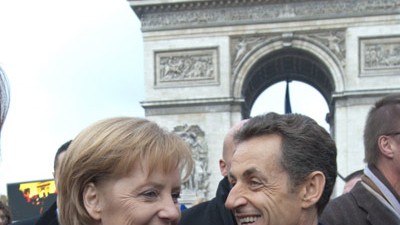 Gedenken an Ersten Weltkrieg: Nicolas Sarkozy und Angela Merkel bewegten sich auf besonderem Boden, als sie unter dem Arc de Triomphe die Flamme am Grab des unbekannten Soldaten entzündeten. Zum ersten Mal feierten Deutschland und Frankreich gemeinsam den 11. November in Paris.