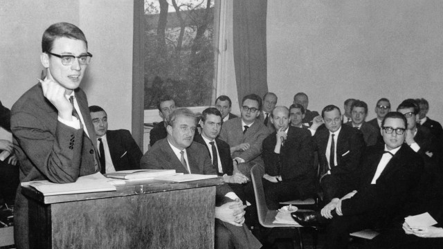 50. Jubiläum des Oberhausener Manifests: Alexander Kluge (am Pult) während der Pressekonferenz zum Oberhausener Manifest 1962.