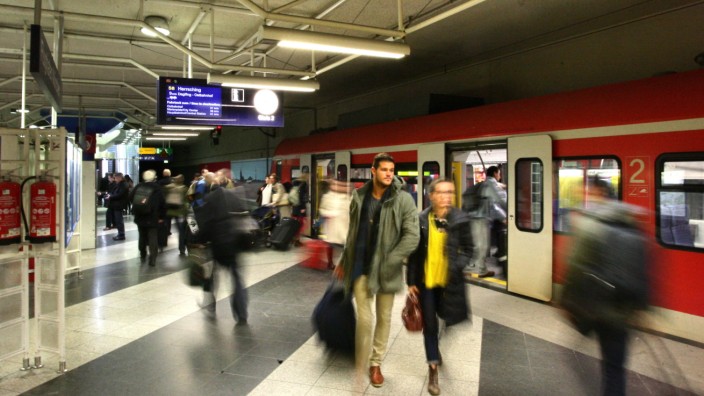 Stufenplan: Rund ein Drittel der Reisenden und Beschäftigten kommt auf der Schiene zum Flughafen, vor allem mit der S-Bahn.