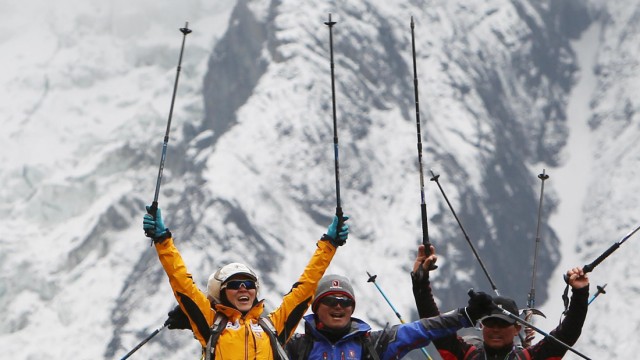 Kritik an berühmten Extrem-Bergsteigern: Die südkoreanische Bergsteigerin Oh Eun-sun (links) winkt hier eindeutig nicht vom Gipfel, sondern bei ihrer Ankunft im Basislager am Berg Annapurna in Nepal im April 2010.