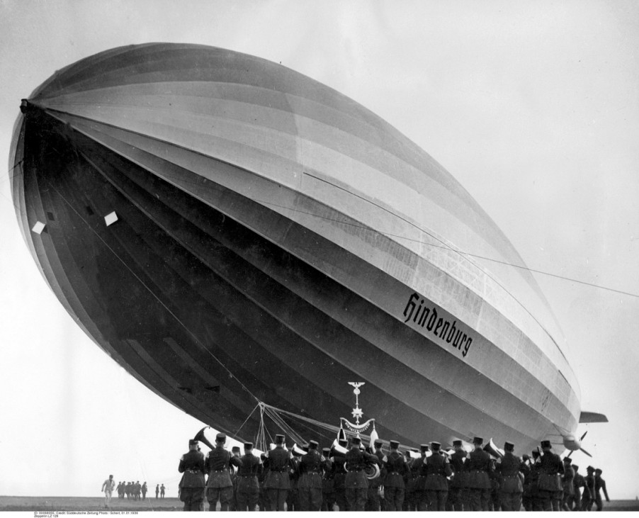 Zeppelin LZ 129 'Hindenburg' vor der Landung in Frankfurt, 1936