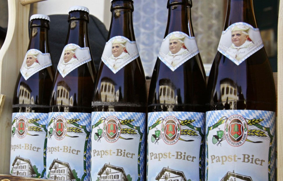 Papst Benedikt XVI. - Bierverkauf in Marktl