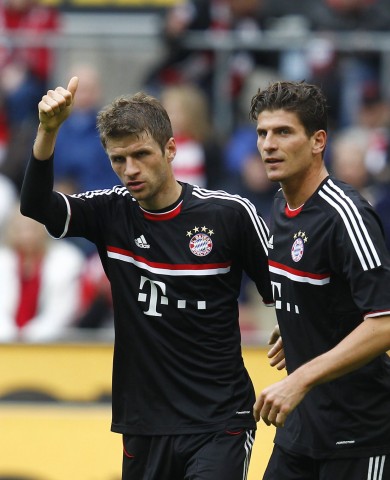 FC Bayern Munich's Gomez and Mueller celebrate Mueller's goal during their German Bundesliga first division soccer match  against1.FC Cologne in Cologne
