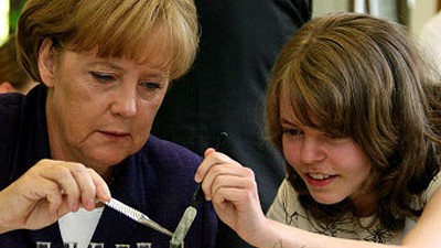 Vor dem Bildungsgipfel: Bundeskanzlerin Angela Merkel will am Mittwoch mit den Ministerpräsidenten über höhere Bildungsausgaben diskutieren.