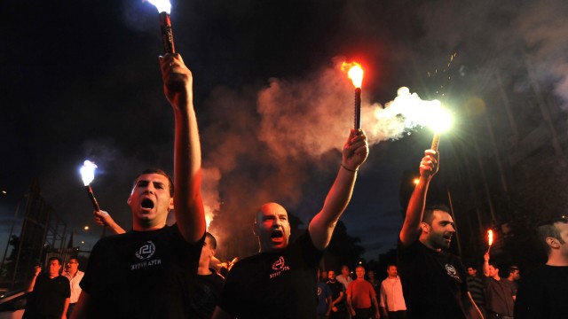 Griechische Partei Chrysi Avgi: Chrysi-Avgi-Mitglieder am Abend der Wahl im Mai: Angriffe auf Zuwanderer sind in Griechenland keine Seltenheit.