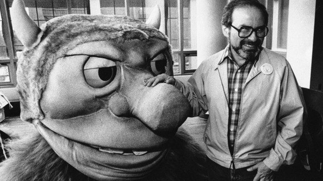 Zum Tod von Maurice Sendak: Maurice Sendak, 1985, mit einem "wilden Kerl". Die Maske wurde für eine Bühnenadaption seines Kinderbuchklassikers angefertigt.