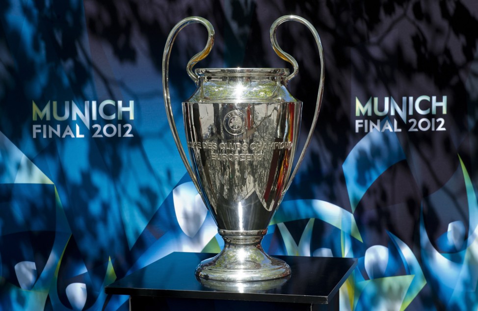 Fussballfans koennen UEFA Champions League Pokal besichtigen