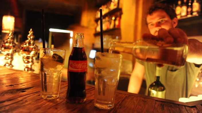 Szene München: Cola, Wasser und ein besonders langer Strohhalm: Drinks für Abstinenzler in der "Steel Bar".