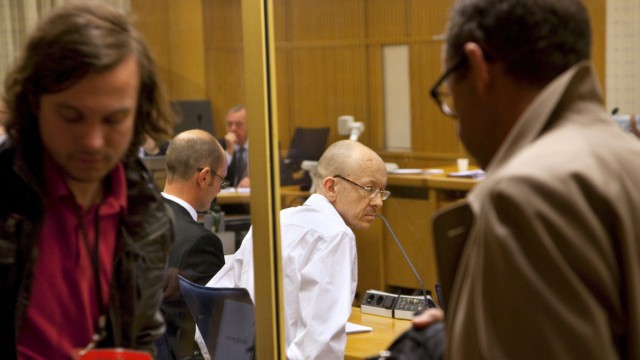 Prozess gegen "Heckenschützen von Malmö": Eine Glaswand schirmt den Angeklagten vom Zuschauerraum ab: der als "Heckenschütze von Malmö" bekannt gewordene Attentäter Peter M. vor Gericht.