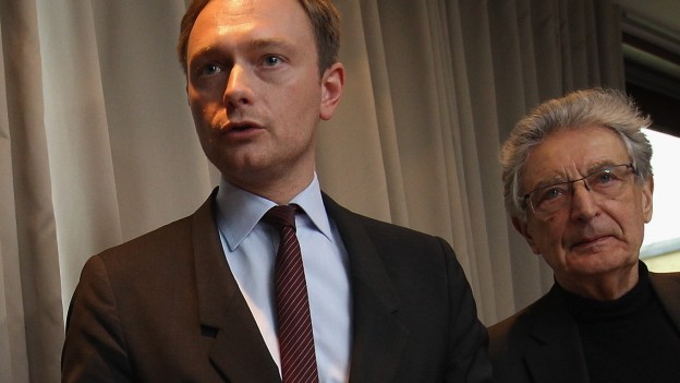 Gerhart Baum (re.) mit Christian Lindner im Landtagswahlkampf bei einem Auftritt in Düsseldorf. FDP