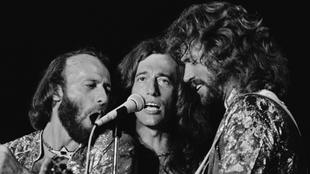 Robin Gibb ist tot: Robin Gibb (Mitte) machte dank seiner Komponistenleistung die Bee Gees zur Erfolgsband. "Wenn wir einen Song schreiben, verlassen wir uns nur auf unsere Stimmen und die Gitarre", wird er zitiert. Zeitenresistent störrisch - britisch eben.