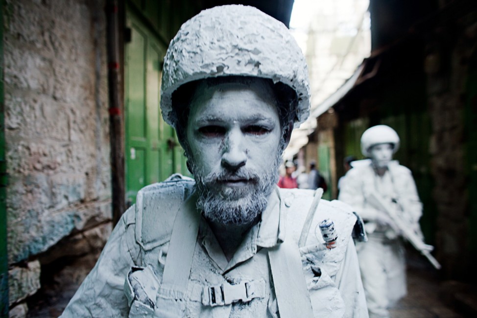 Israeli Soldier Turned Artist Performs As The White Soldier On The Streets Of Jerusalem