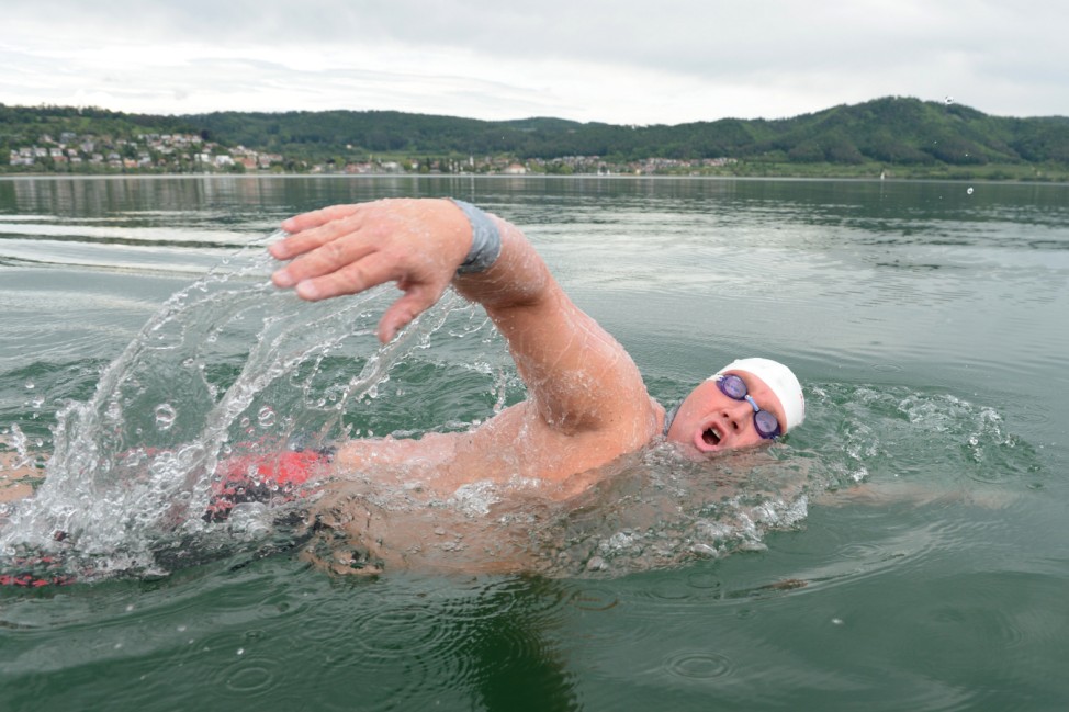 'Bodenseelaengsquerung' des Extremschwimmers Bruno 'Orca' Dobelmann