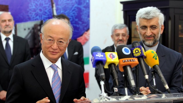 Atomstreit: IAEA-Chef Yukiya Amano (l.) bei den Gesprächen in Teheran mit Irans Atom-Chefunterhändler Said Dschalili.