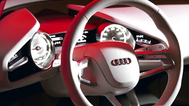 Audi R8 e-tron: Wenn das Cockpit in bunter Broadway-Beleuchtung die Show eröffnet, schalten die Neurotransmitter im Hirn des e-tron-Piloten elektrisiert von Ruhe- auf Wachstrom.