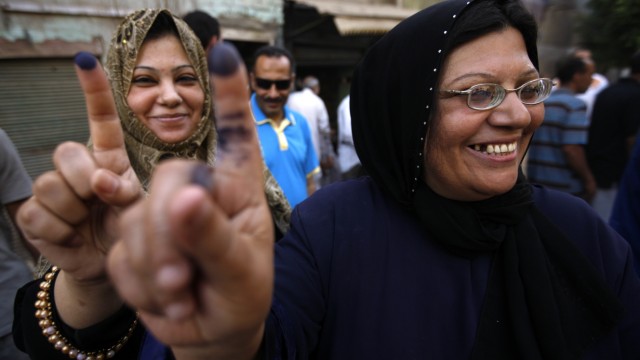 Präsidentschaftswahlen in Ägypten: Zwei Ägypterinnen bei der Stimmabgabe: Es sind die ersten demokratischen Präsidentschaftswahlen in der Geschichte des Landes.