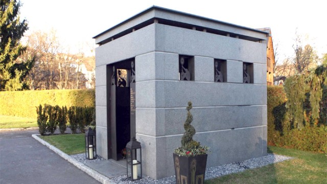 Flick: Ausgeraubtes Grab: Aus diesem Familien-Mausoleum auf dem Friedhof von Velden wurde der Sarg des Milliardärs entwendet.