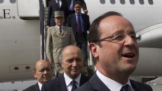 Blitzbesuch von Frankreichs Präsident Hollande: "Der rasende Hollande": Frankreichs neuer Staatschef punktet beim Wahlvolk mit außenpolitischen Auftritten wie seinem Blitzbesuch in Kabul.