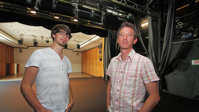 Kandidaten für Tassilo-Preis: Regisseur Bernhard Vieregg (rechts) möchte das Jugendtheater mit Ensemblemitglied Korbinian Konwitschny und seinen Schauspielkollegen in Dachau etablieren.