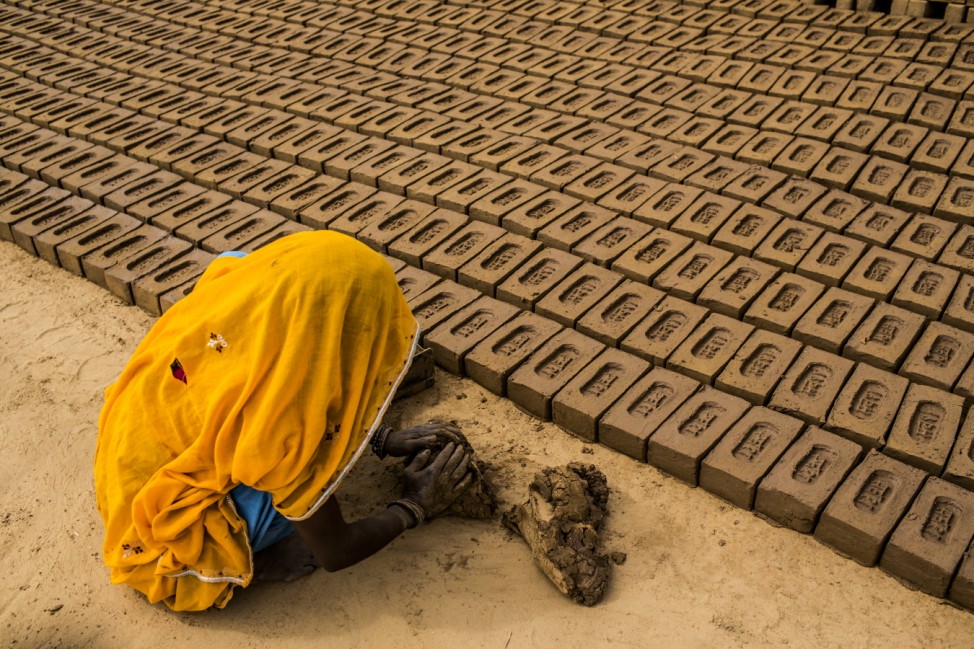 *** BESTPIX *** Laborers Make Bricks In India