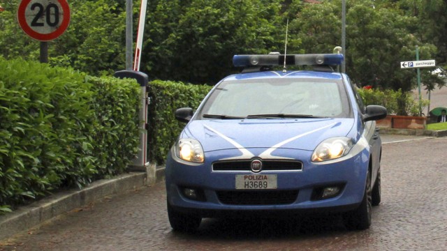 Wettmanipulation im Fußball: Ein Polizeiauto verlässt das EM-Quartier der Italiener in Coverciano: Zimmer durchsucht