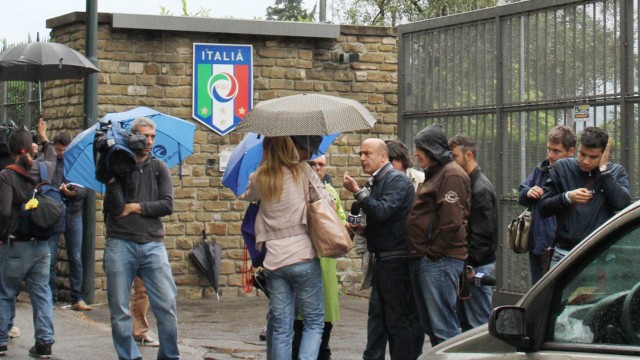 Wettmanipulation im Fußball: Journalisten vor EM-Quartier der Italiener: Polizei durchsucht Zimmer