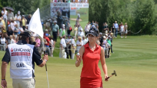 Golfturnier: Das Publikum folgte ihr Schlag auf Schlag: Die deutsche Spitzenspielerin Sandra Gal stach in ihrem roten Dress aus dem Green heraus.