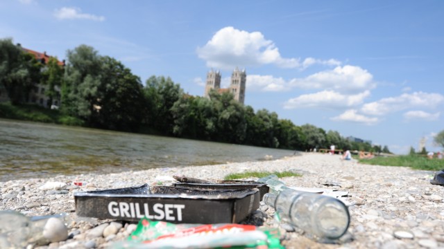 Müll am Fluss: Die Stadt, der Müll und der Isarstrand: übliche Hinterlassenschaften nach Grillpartys.