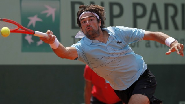 Chardy of France returns the ball to Lu of Taiwan during the French Open tennis tournament at the Roland Garros stadium in Paris