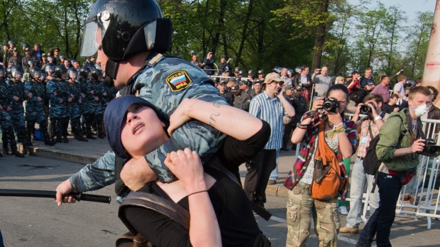 Russland unter Putin: Alexandra Duchanina wird von einem Omon-Polizisten vom Moskauer Bolotnaja-Platz gezerrt.