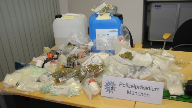 Dealer festgenommen: Drogen im Wert von mehr als 40.000 Euro, alle in der Wohnung eines Dealers in Giesing von der Polizei sichergestellt.