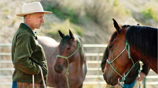"Buck - Der wahre Pferdeflüsterer" im Kino: Dan Brannaman in "Buck - Der wahre Pferdeflüsterer" mit seinen Pferden. Sie folgen ihm am losen Zügel wie ein Hund.