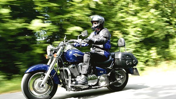 Motorradführerschein mit 50: Fest im Sattel: Peter Fahrenholz unterwegs mit seiner Kawasaki VN 900 Classic, ohne die er sich das Leben nicht mehr vorstellen kann.