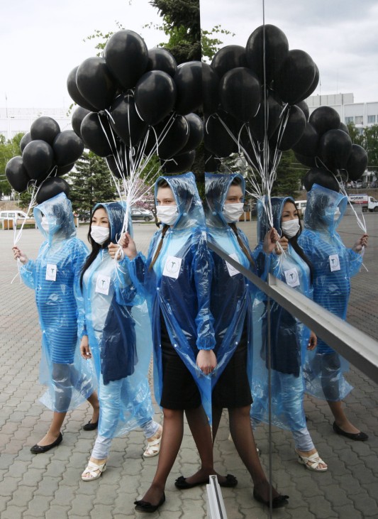 Young activists take part in a flash mob against smoking to mark the World No Tobacco Day in central Krasnoyarsk