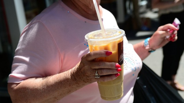 New Yorker Bürgermeister will XXL-Soft-Drinks verbieten: Der Konsum von Softdrinks wie Cola und Pepsi soll in New York eingeschränkt werden, in Kinos, Restaurants, Fast- Food-Ketten und Stadien.