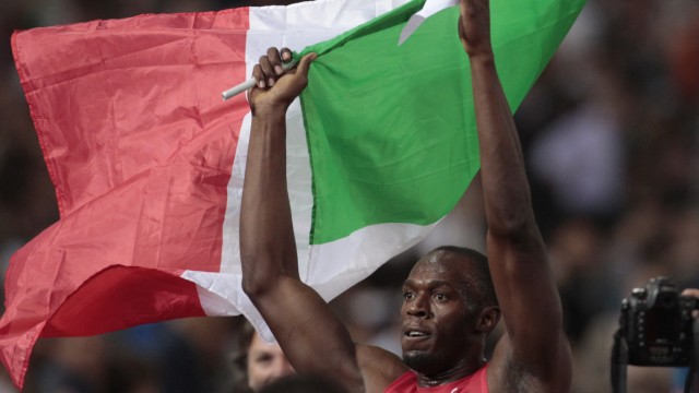 Sprinter Asafa Powell: Usain Bolt posiert nach seinem Sieg beim Diamond-League-Meeting in Rom mit der italienischen Nationalflagge.
