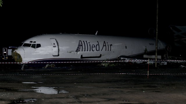 Ghana: Das Wrack der Boeing 727 in der ghanaischen Hauptstadt Accra: Die Frachtmaschine raste bei der Landung in einen Kleinbus.